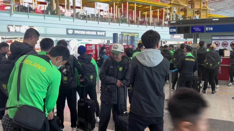  博主：昨天遭遇停飛休息一晚，國安隊首都機場今日再出發(fā)