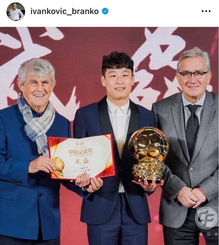  出席中國金球獎(jiǎng)?lì)C獎(jiǎng)儀式，伊萬曬與武磊、米盧同框照片