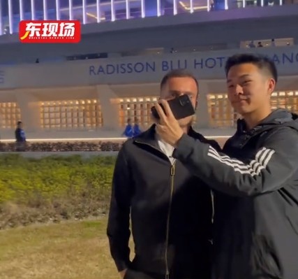  塞爾吉尼奧現(xiàn)身上海八萬人體育場，并與球迷親切打招呼合影