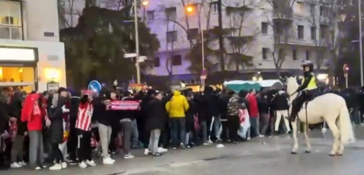  馬競球迷進入伯納烏時向人群投擲雜物，導(dǎo)致安保對其進行脫鞋檢查