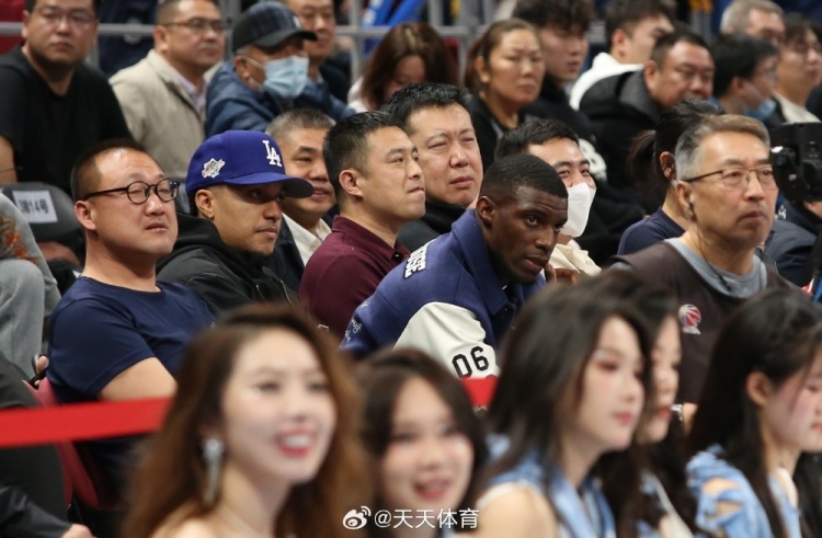  真籃球迷！國安外援法比奧攜玉昆外援科斯塔來到五棵松觀戰(zhàn)CBA