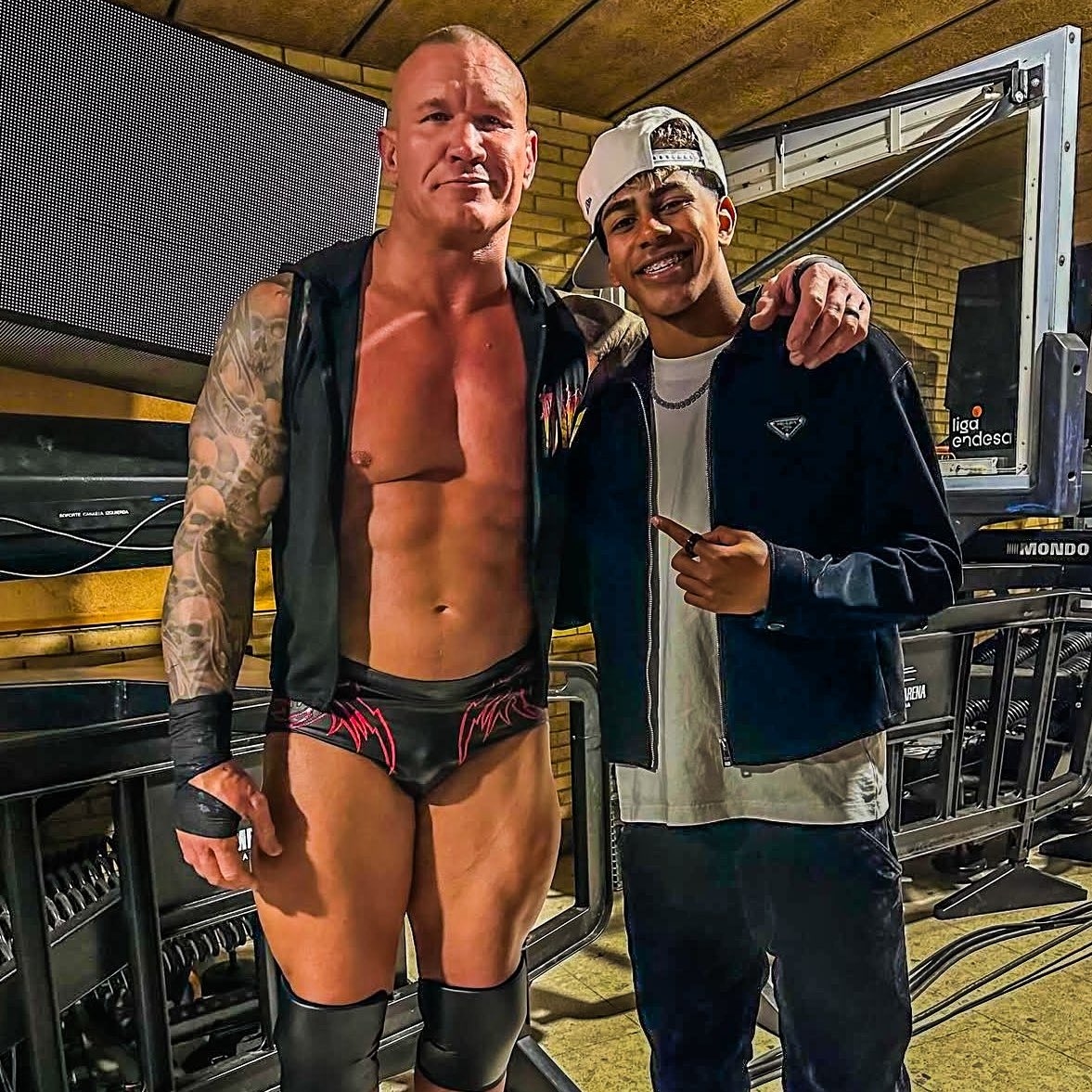  小心RKO！亞馬爾現(xiàn)場觀戰(zhàn)WWE，和奧爾頓、Triple H等合影