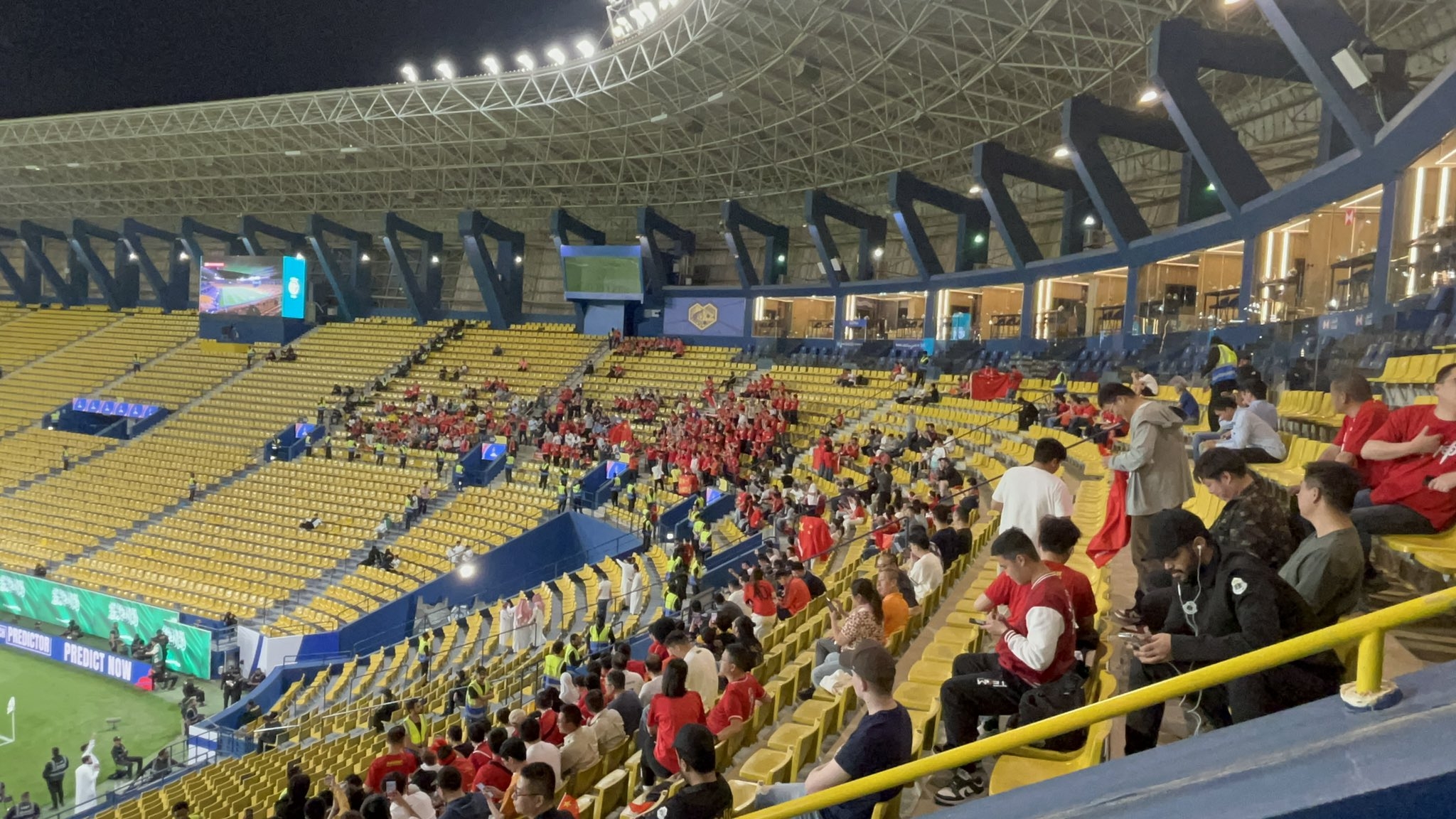  球票已售罄！中國球迷已經(jīng)入場，坐在球場上層沙特球迷區(qū)上方