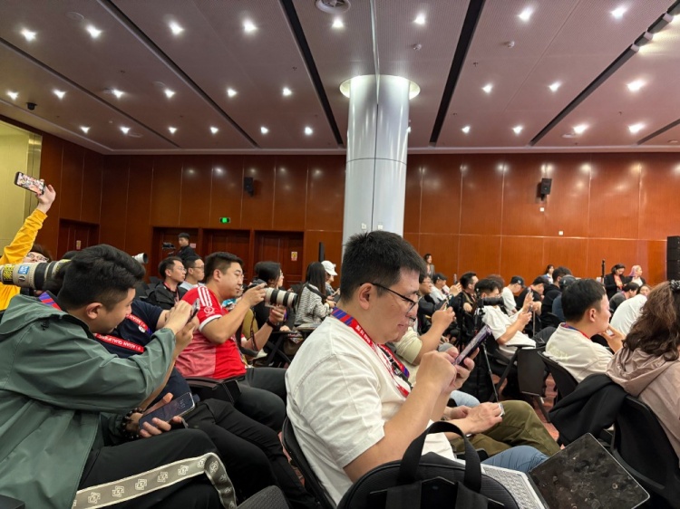  萬眾矚目！記者擠滿國足賽前新聞發(fā)布廳，賽場記者預(yù)計超300人