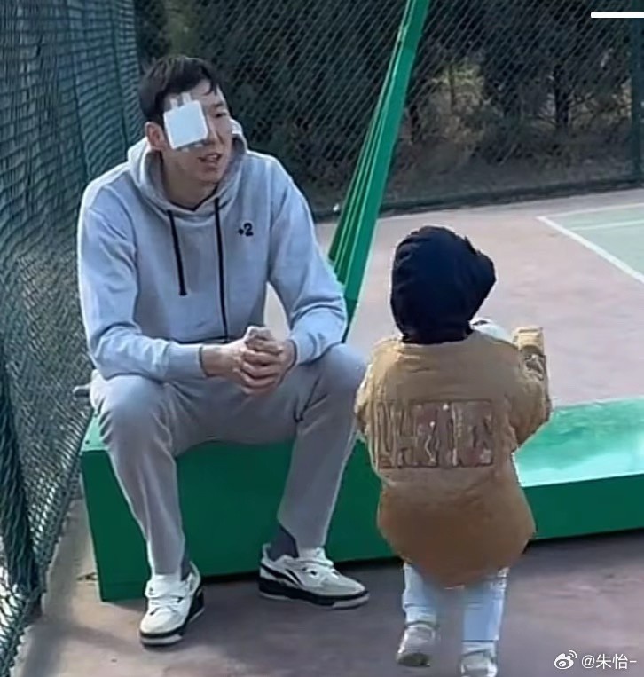  顧家好男人！記者曬出周琦手術(shù)后回歸家庭帶娃照片