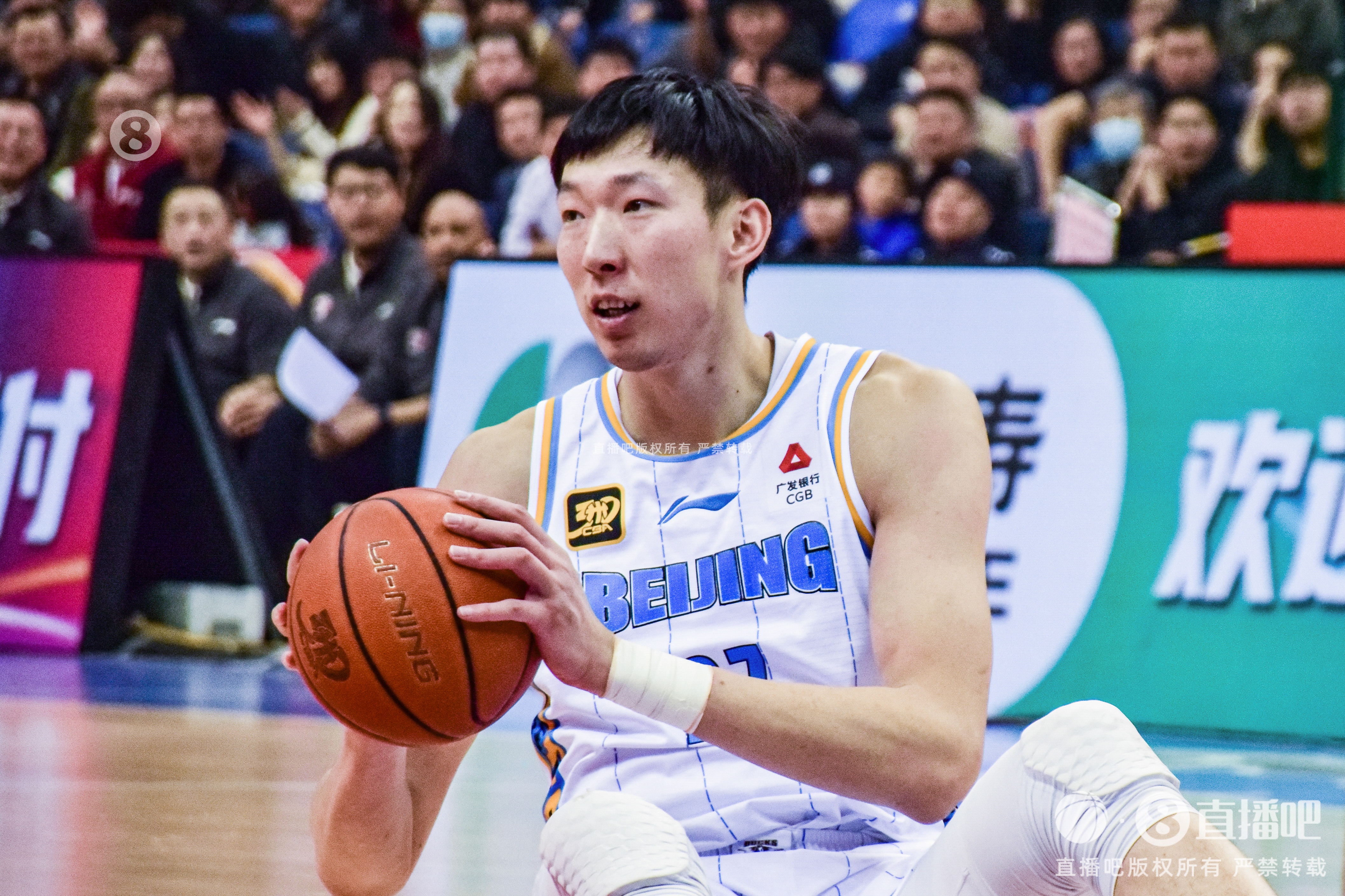  定海神針！周琦內(nèi)線攻防在線 半場6中5貢獻(xiàn)12分6籃板2蓋帽